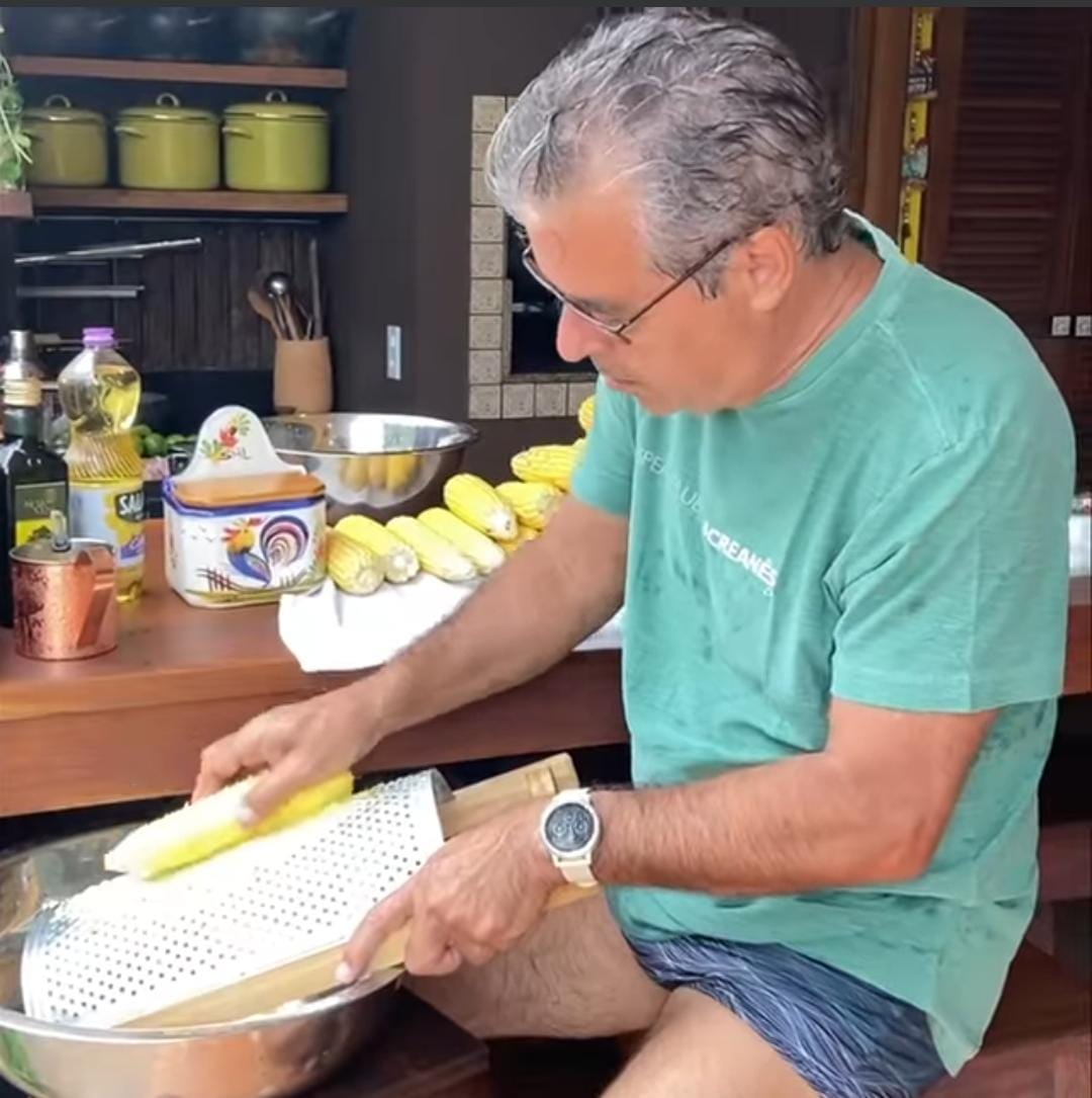 Jorge Viana aparece de sunga em vídeo ralando milho